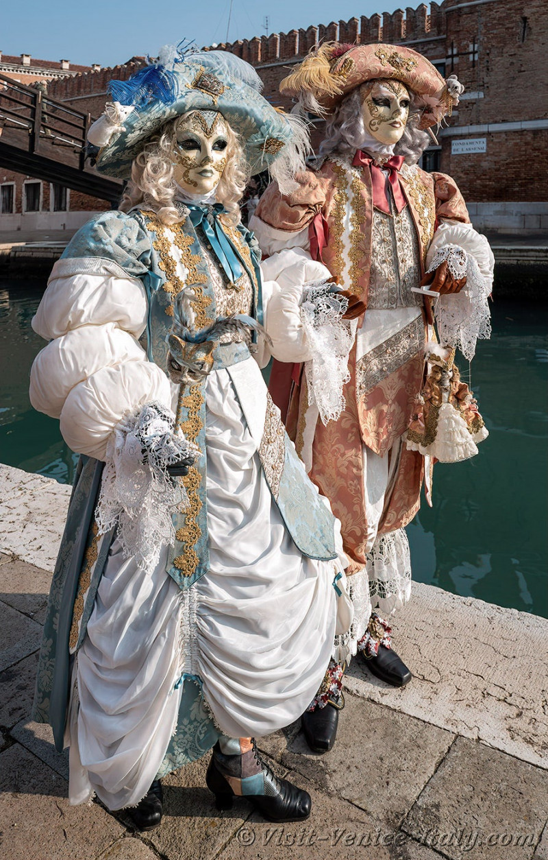 carnival-venice-2024-costume-masks-735.jpg