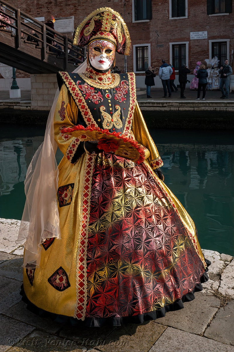 carnival-venice-2024-costume-masks-641.jpg