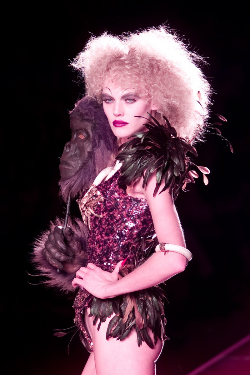 CHRISTIAN-DIOR-FALL-2000-HC-53.jpg