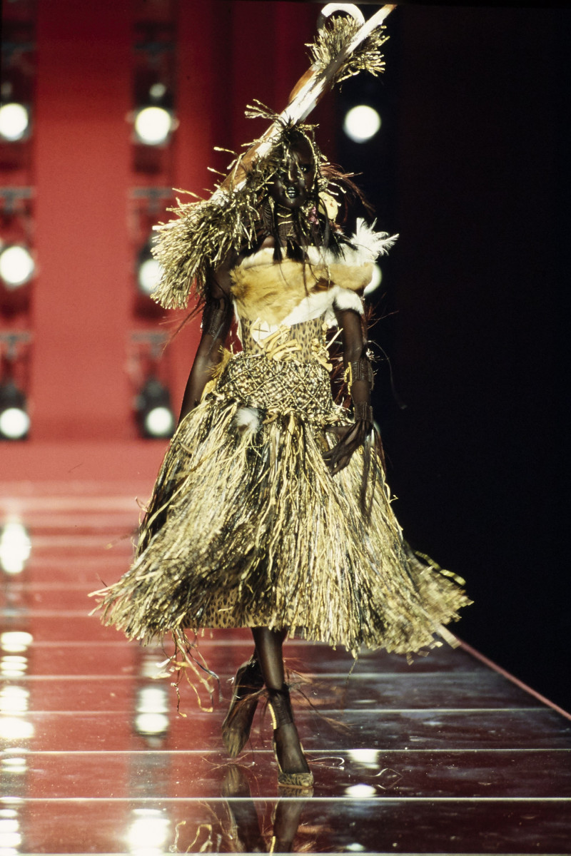 CHRISTIAN-DIOR-FALL-2000-HC-30.jpg