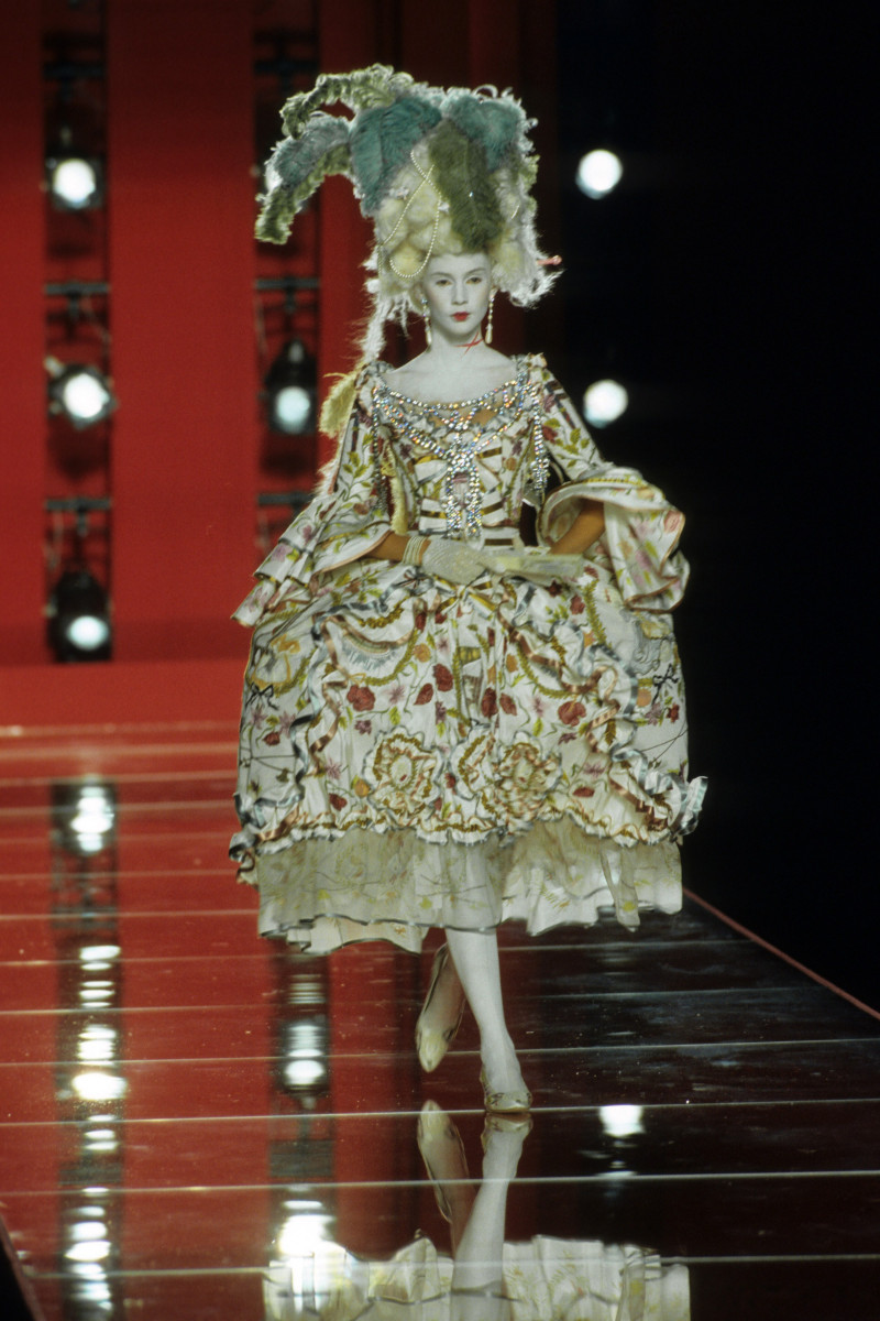 CHRISTIAN-DIOR-FALL-2000-HC-24.jpg
