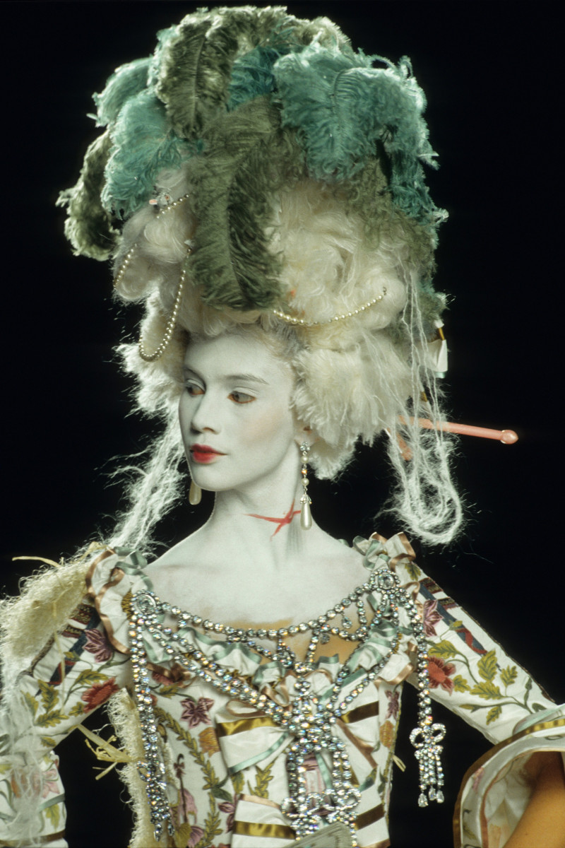 CHRISTIAN-DIOR-FALL-2000-HC-51.jpg