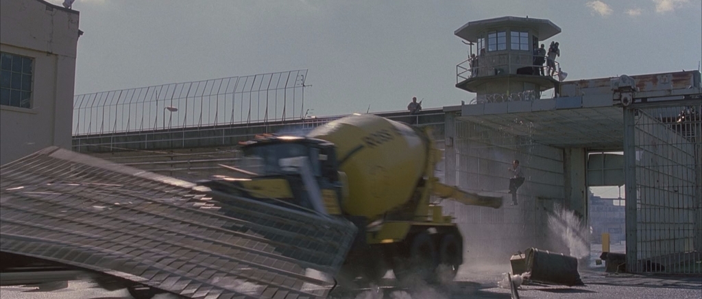 Бандиты.2001.BDRip AVC msltel.mkv_snapshot_00.09.45.469.jpg