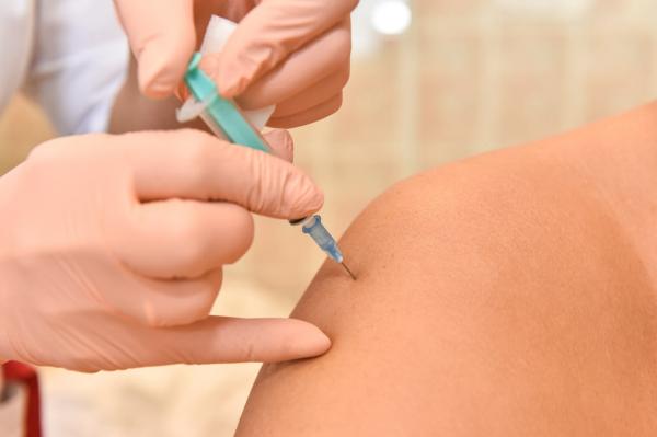 Минздрав РФ включит персонализированные вакцины от рака в программу ОМС с 2026 года