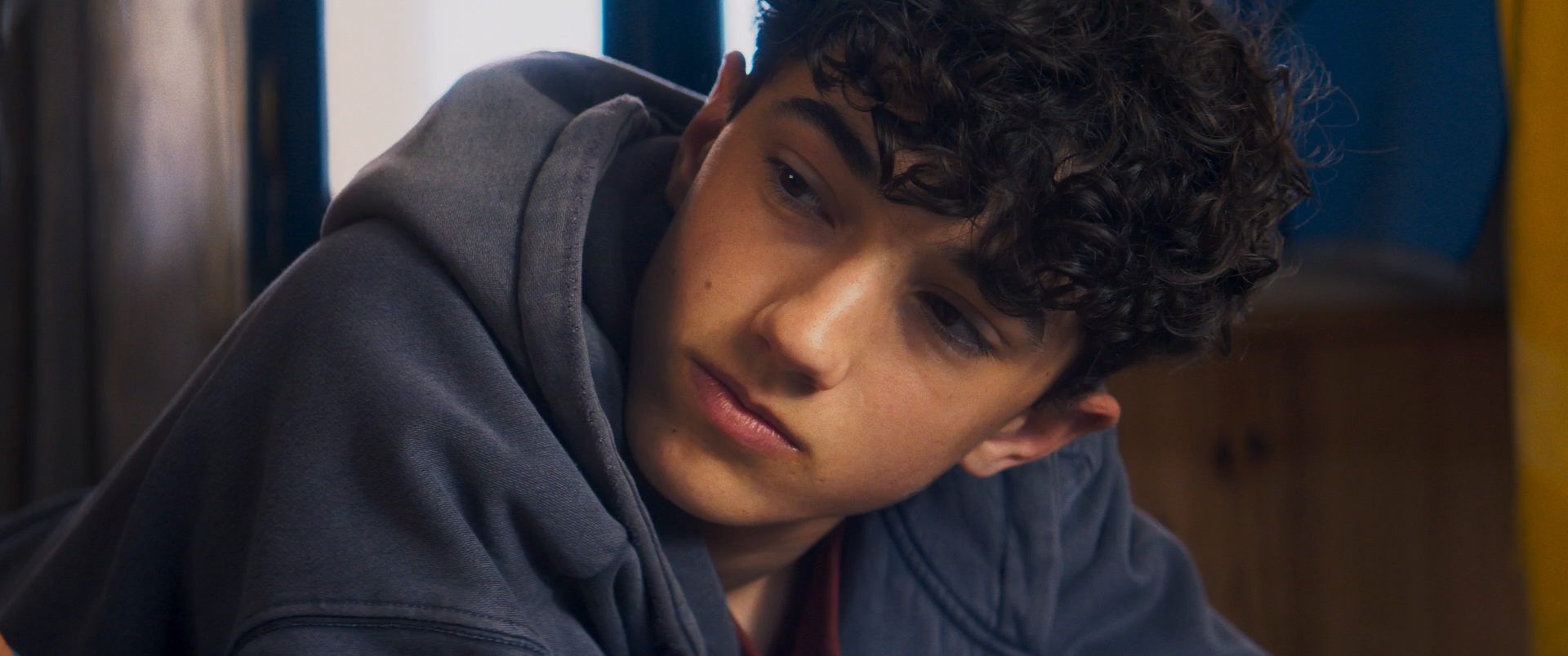 Regarde.2025.WEB-DL.1080p.mkv_snapshot_00.35.52.png