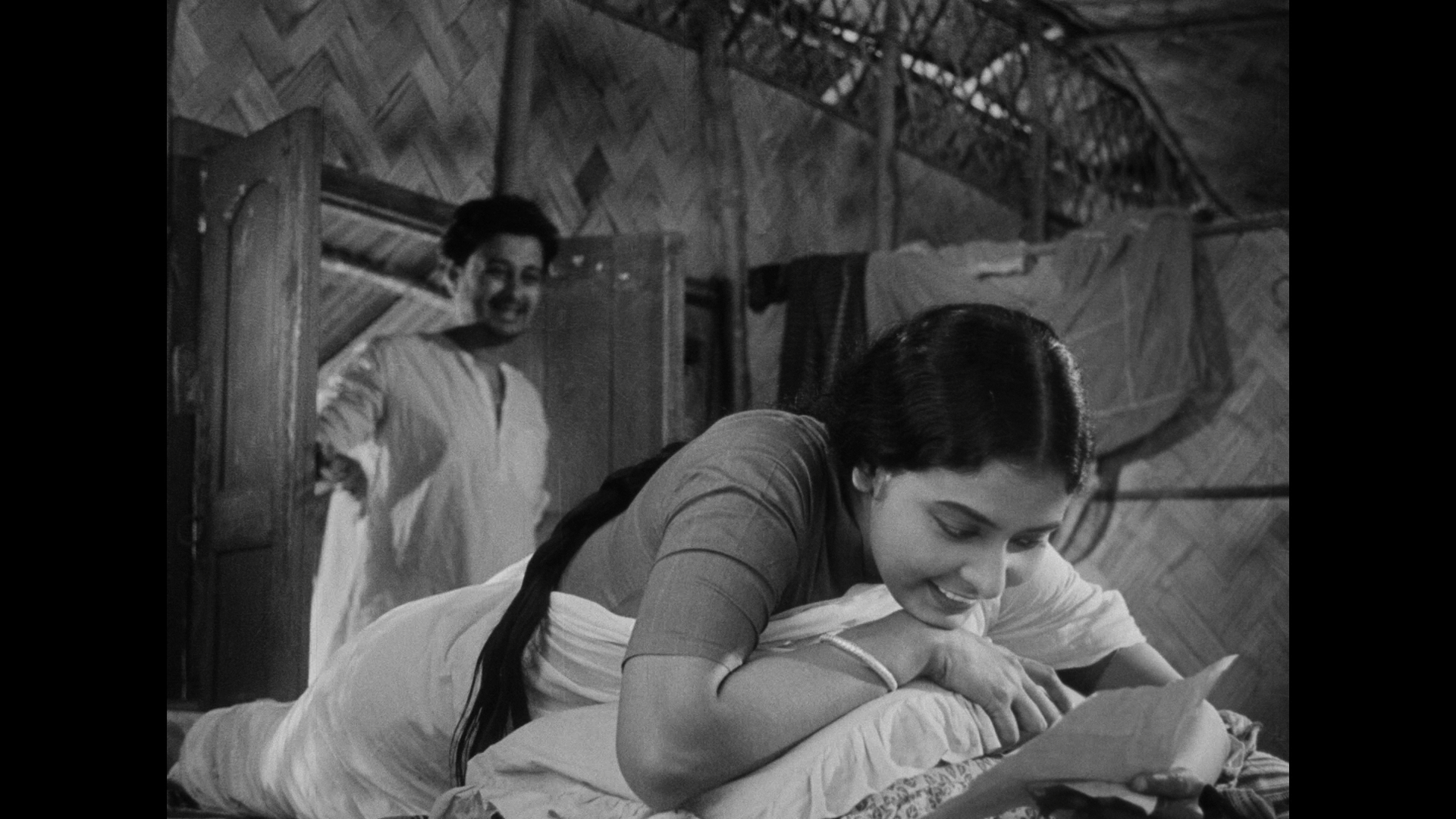Meghe.Dhaka.Tara.1960.Criterion.Collection.BDRemux.1080p.mkv_snapshot_00.09.44.229.png