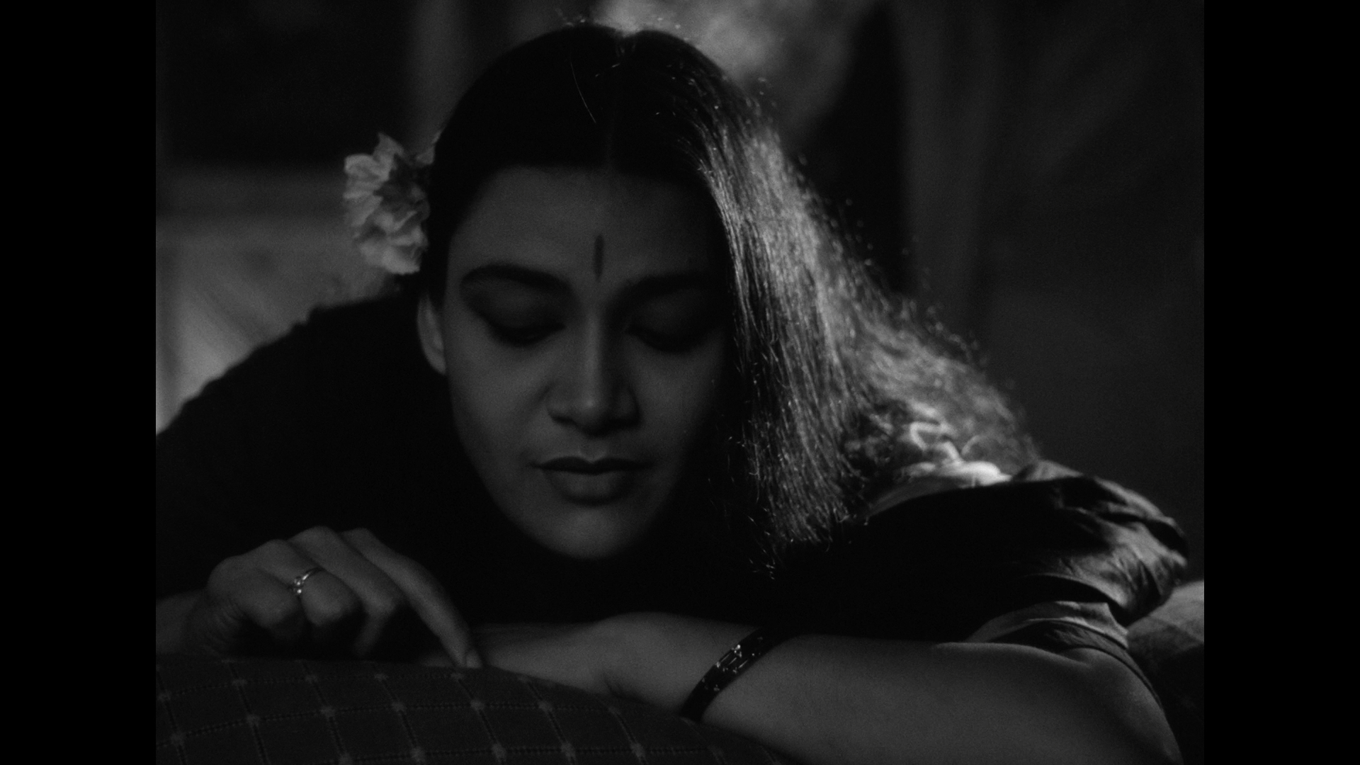 Meghe.Dhaka.Tara.1960.Criterion.Collection.BDRemux.1080p.mkv_snapshot_01.14.25.268.png