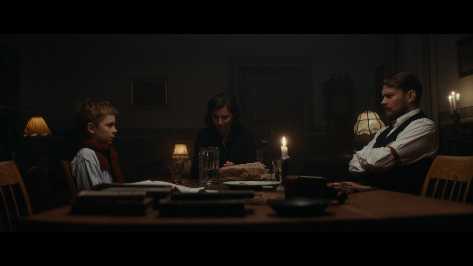 Naar.befrielsen.kommer.2023.BluRay.Remux.1080p.RUS.(VO).DAN._.Ru.En.Da.sub.mkv_snapshot_00.38.08.png