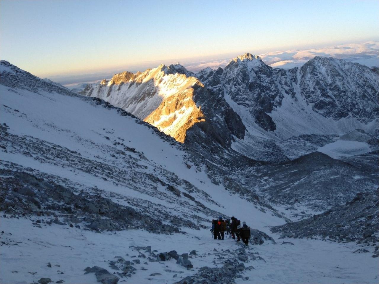 Трагедия в горах Бурятии: трое туристов погибли при восхождении на Мунку-Сардык
