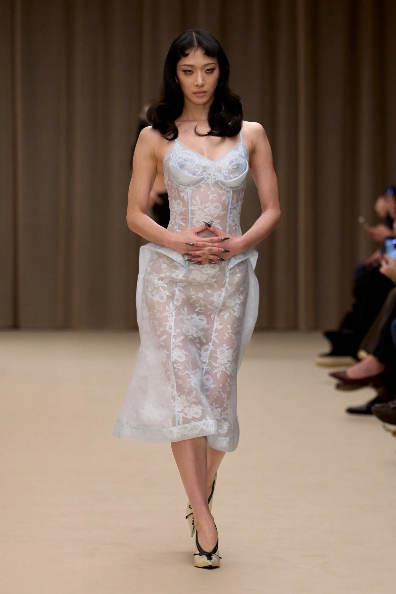 00023-mcqueen-fall-2026-ready-to-wear-credit-gorunway.webp