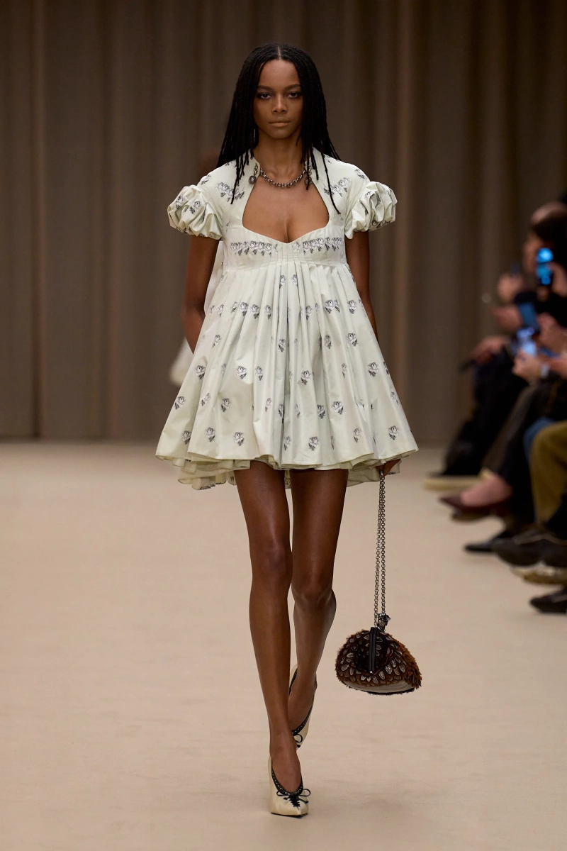 00020-mcqueen-fall-2026-ready-to-wear-credit-gorunway.webp