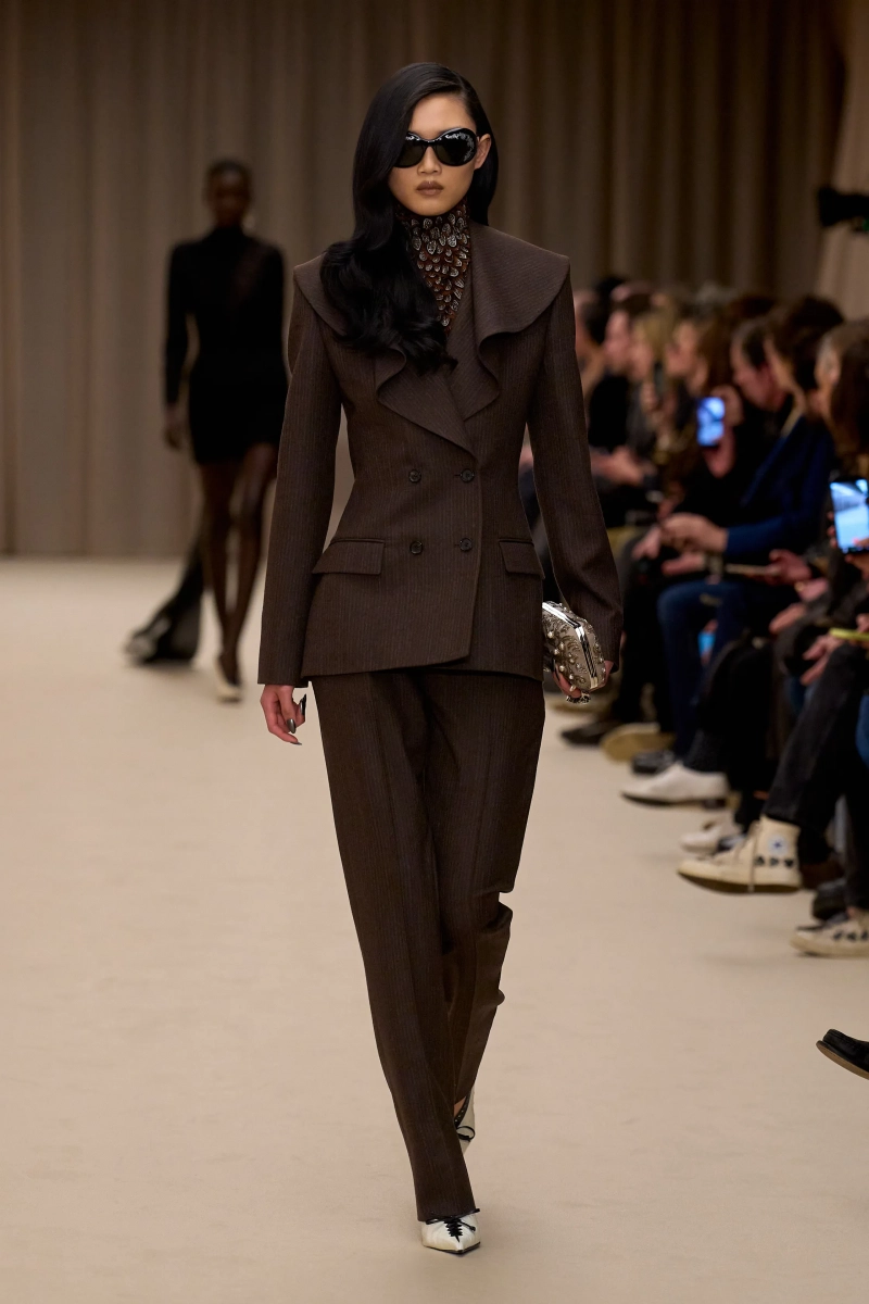 00025-mcqueen-fall-2026-ready-to-wear-credit-gorunway.webp