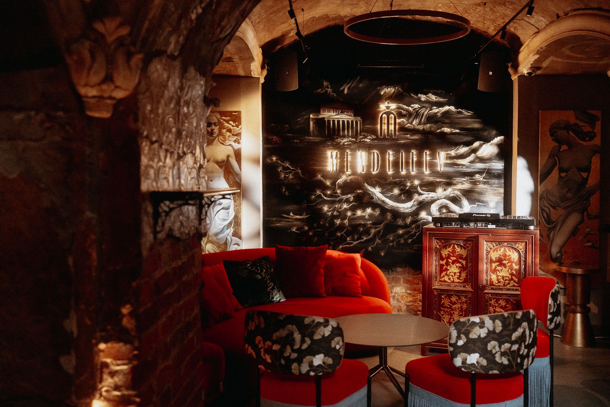Пространство Mendeleev Bar & Music: акустика, интерьер и меню