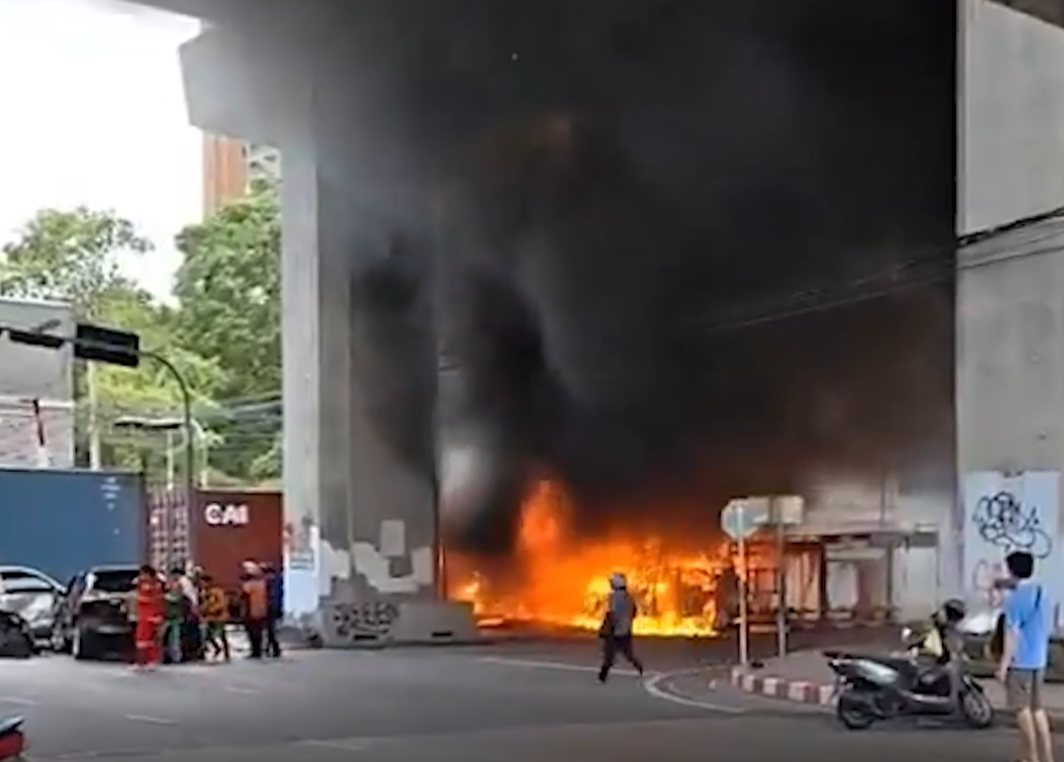 Грузовой поезд сбил автобус и легковушки в Бангкоке: восемь жертв