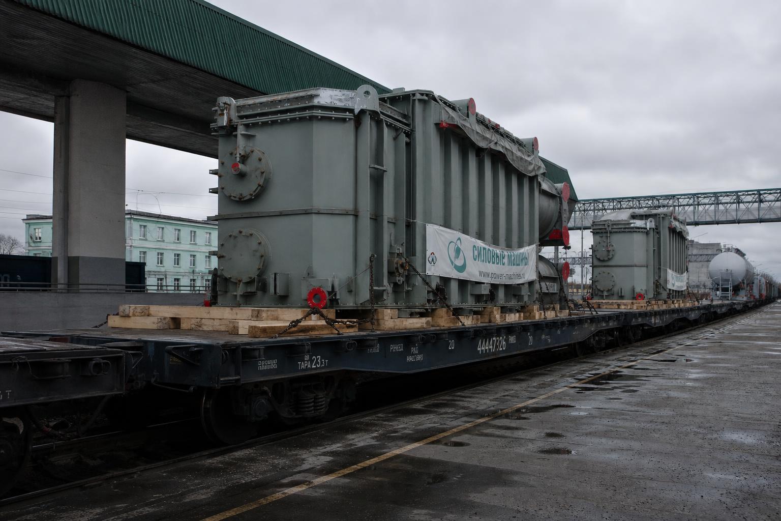 Железнодорожная платформа с крупногабаритным оборудованием на пути из Китая в Россию