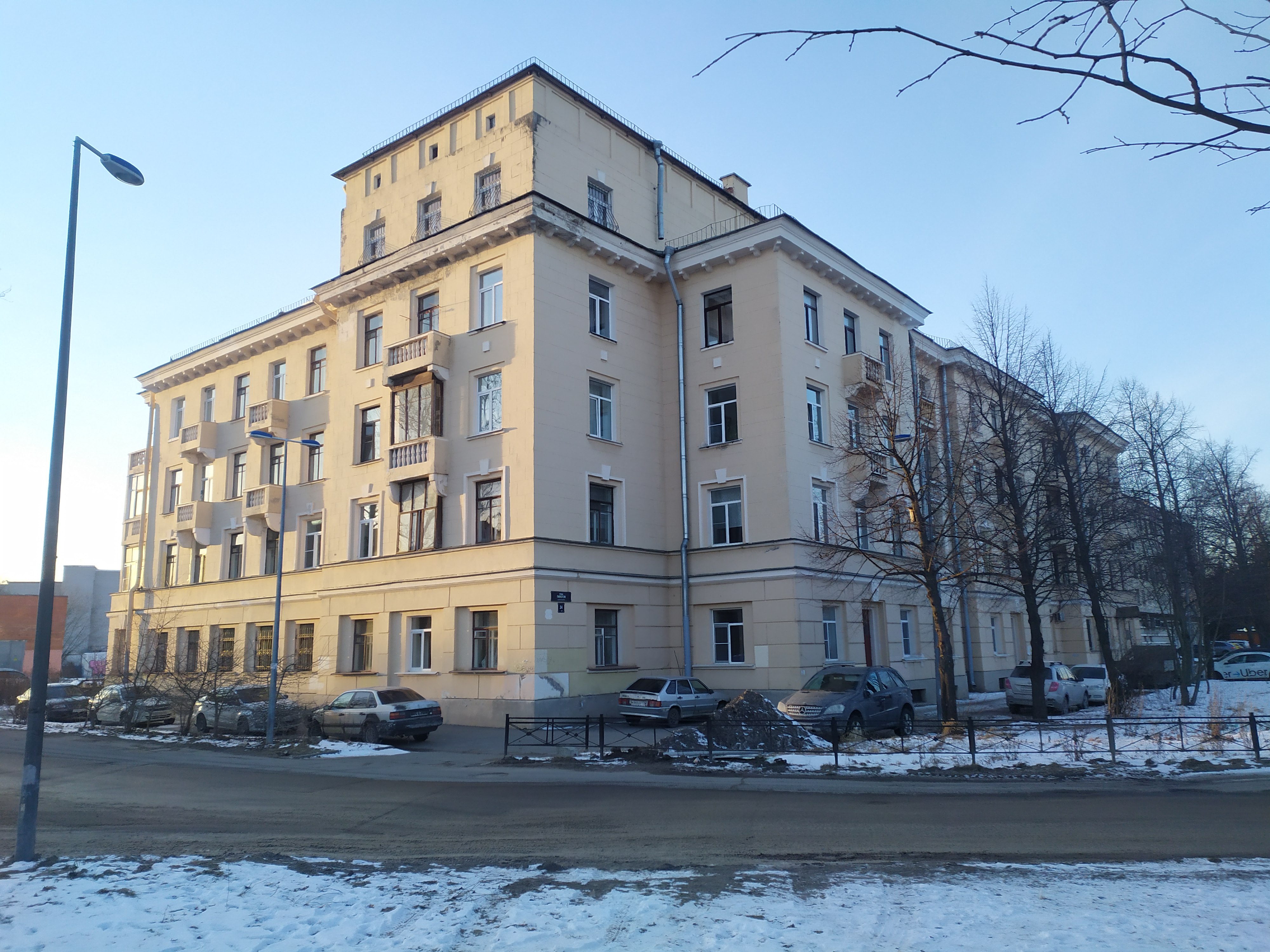 ул. Пилотов, 24