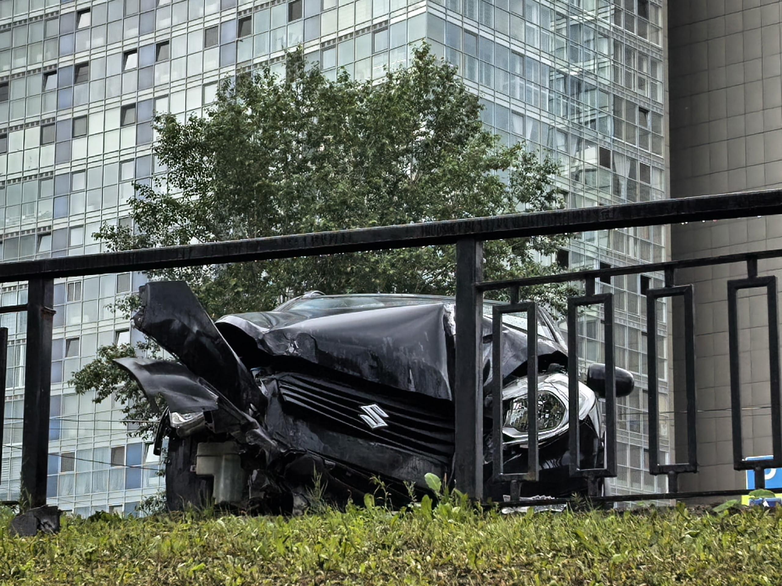 На Коммунальном мосту в Перми автомобиль Suzuki снес ограждение