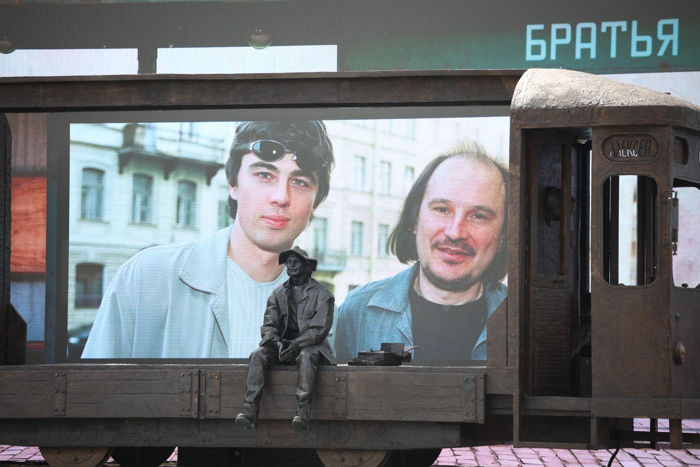 Открытие памятника Алексею Балабанову собрало звёзд кино в Екатеринбурге