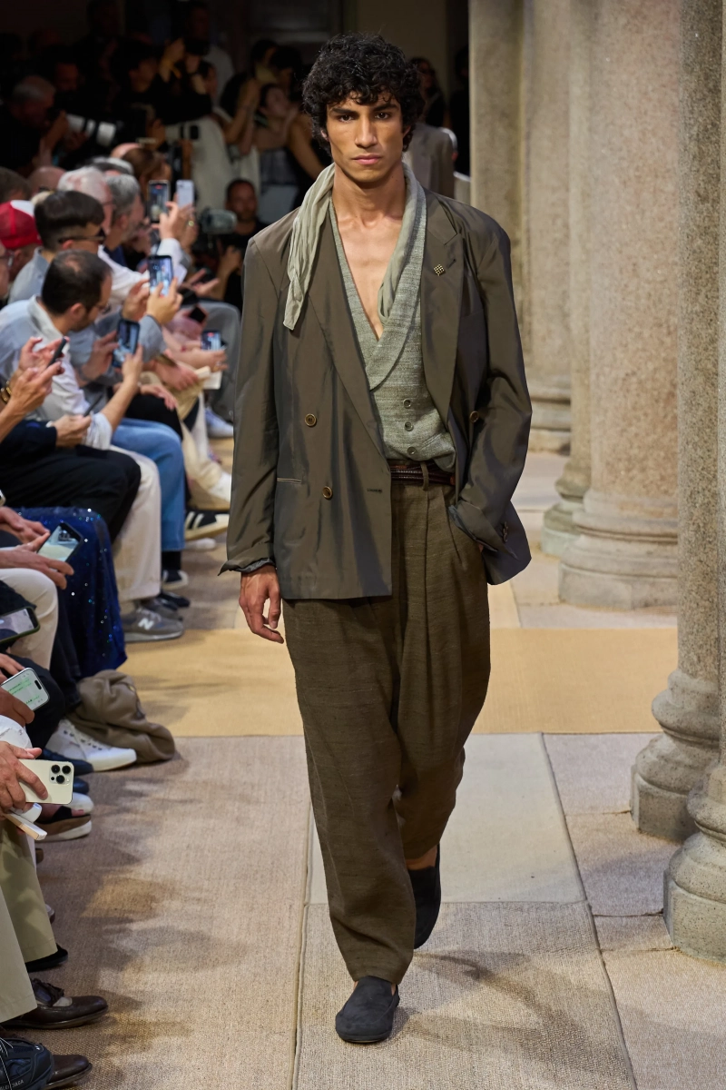 00006-giorgio-armani-spring-2027-menswear-credit-gorunway.webp