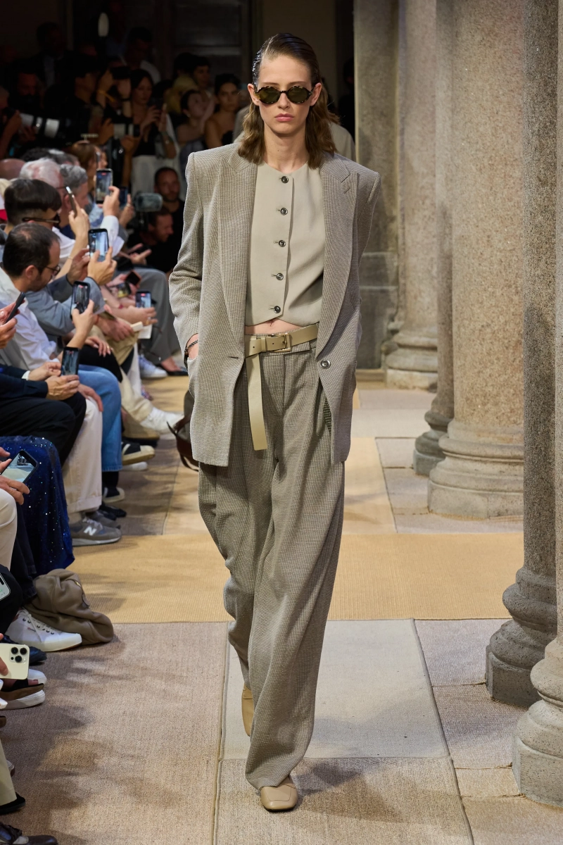 00004-giorgio-armani-spring-2027-menswear-credit-gorunway.webp