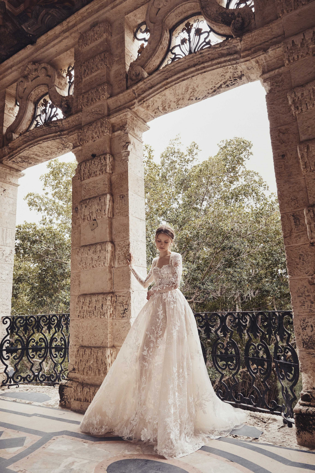 00008-Monique-Lhuillier-New-York-Bridal-Spring-2020-credit-Jennifer-Massaux.jpg