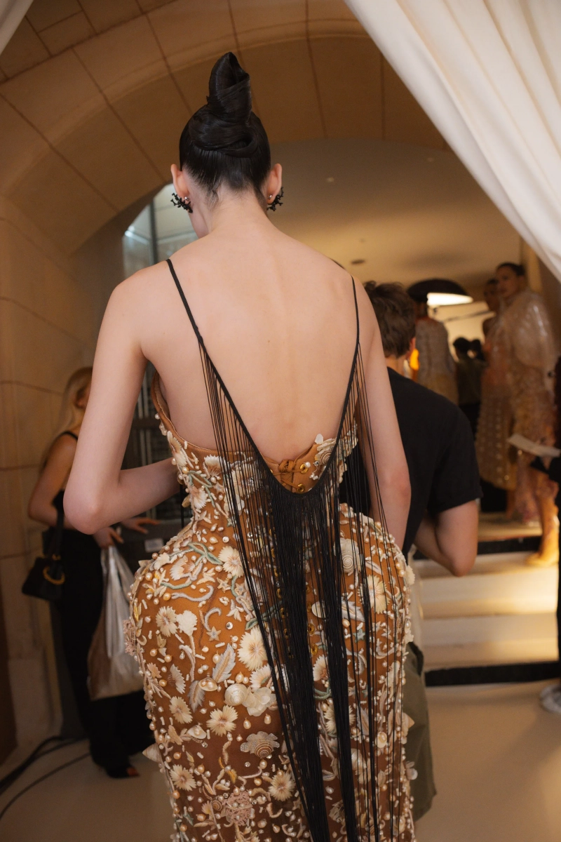 Schiaparelli_pariscouturess27_backstageacielle_06.webp