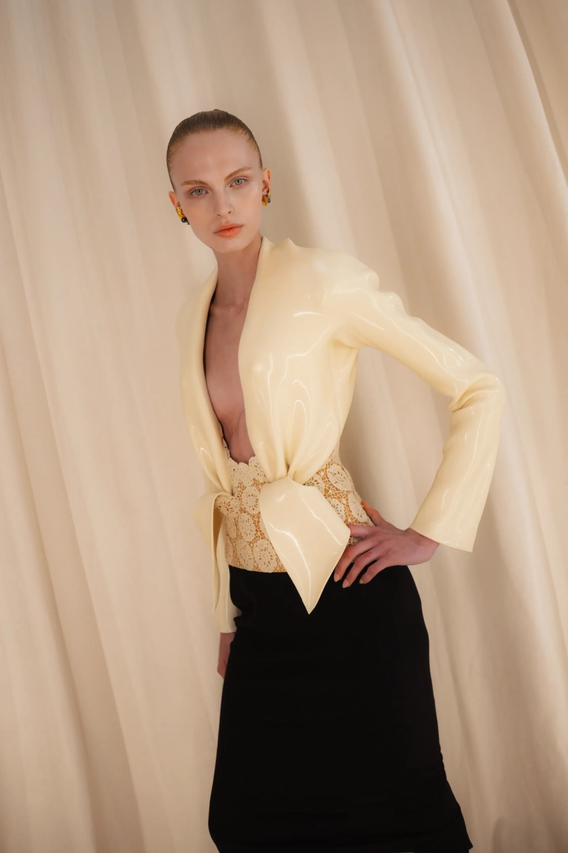 Schiaparelli_pariscouturess27_backstageacielle_18.webp