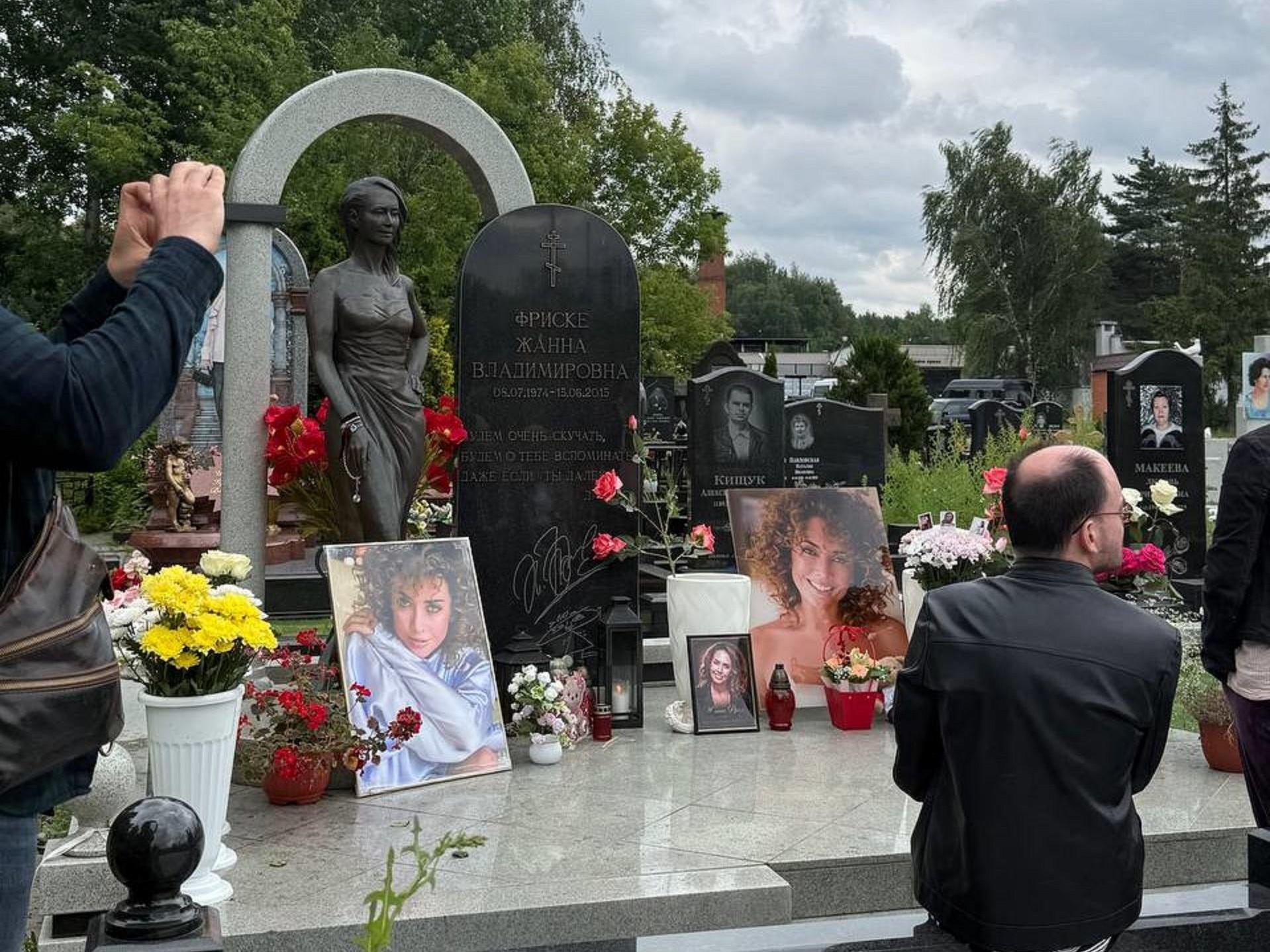 Отец Жанны Фриске на могиле дочери: «Шепелев — мерзопакостный человек»