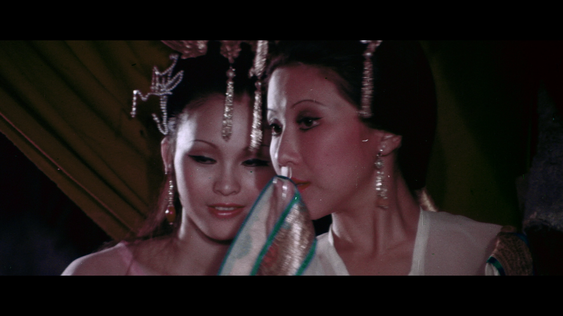 The.Dragon.Lives.Again.1977.BDRemux.1080p.mkv_snapshot_00.06.48.908.png