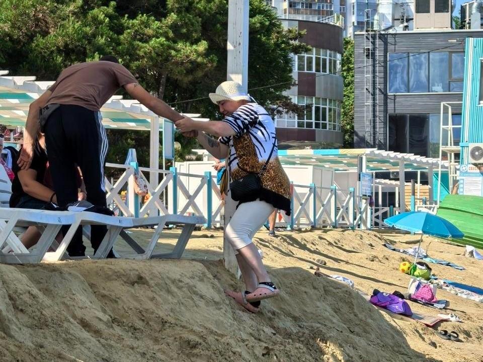 Черноморские пляжи Анапы: мутная вода и остатки водорослей