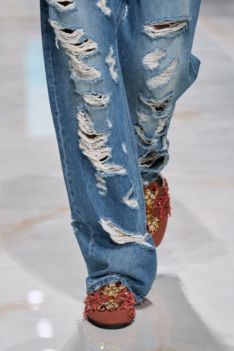 00199-dolce-and-gabbana-spring-2027-menswear-details-credit-gorunway.webp