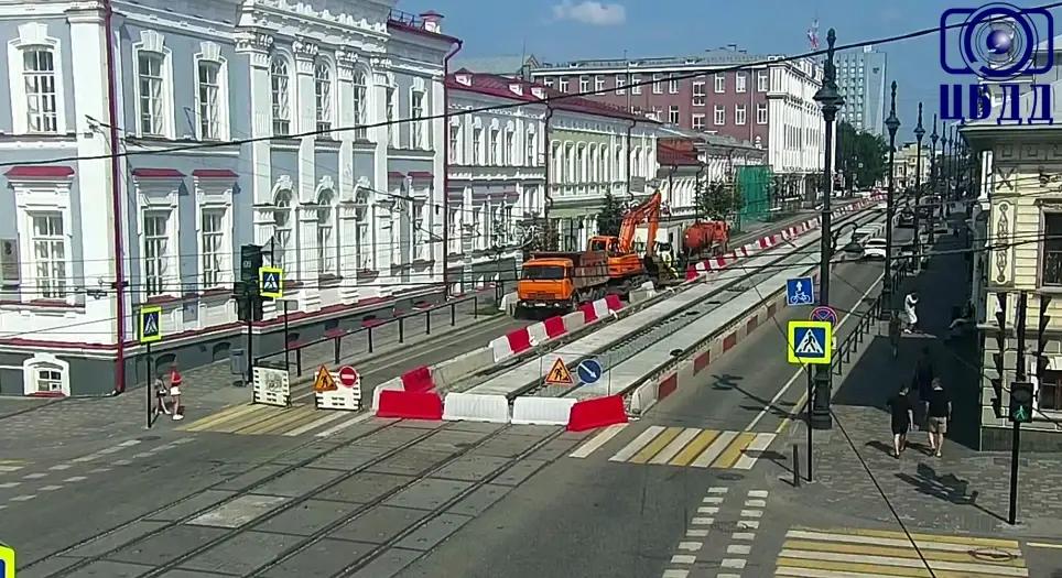 В Перми перекрыли движение у мэрии из-за ремонта канализации