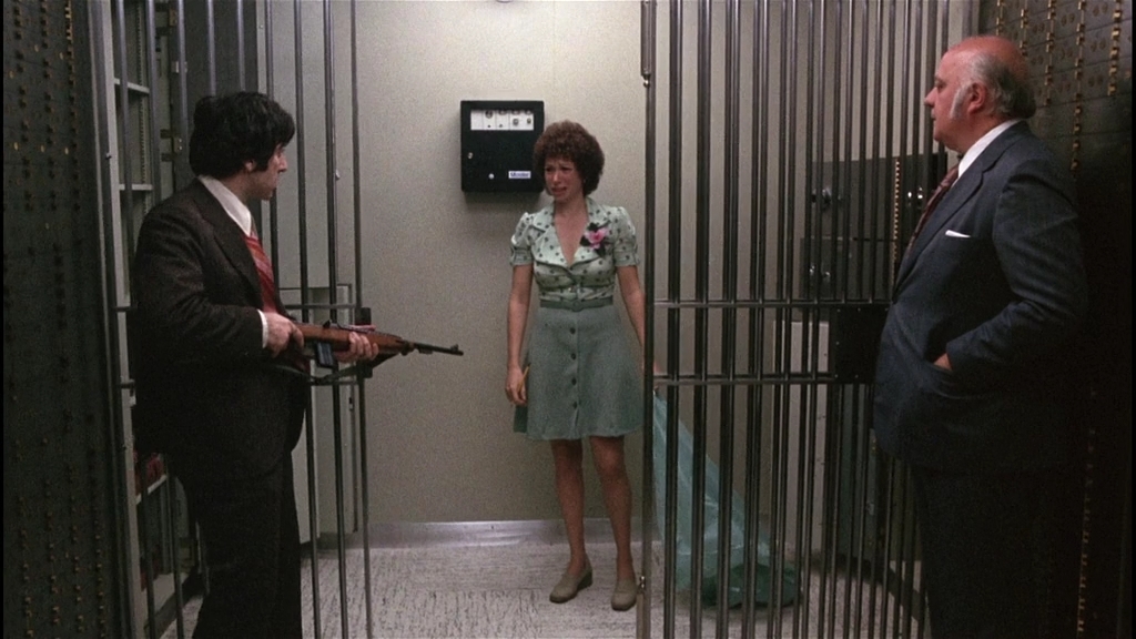 Собачий полдень.1975.BDRip AVC msltel.mkv_snapshot_00.10.51.753.jpg