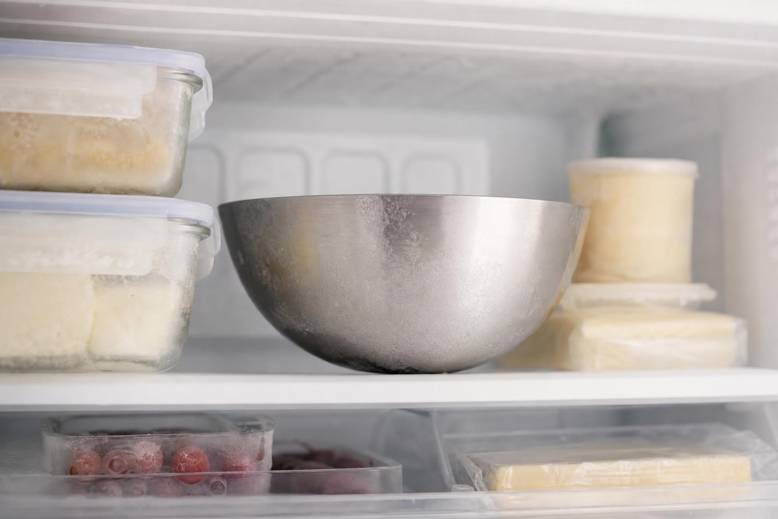 Охлаждённые продукты и миска в морозилке перед взбиванием сметанного крема
